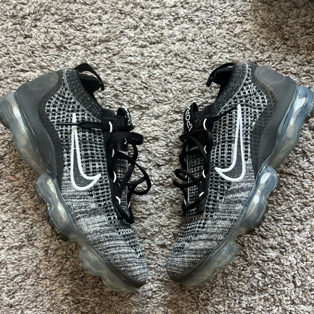 Womens Nike vapor max size 7W